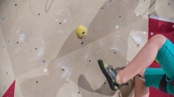 Kid Climbing Climbing Wall Top Successful Slips Falls Hanging Rope — Stock Video
