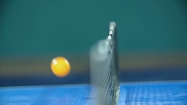 Egy Sárga Ping Pong Labda Eltalálja Hálót Asztal Közepén Majd — Stock videók