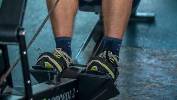 Domzale Slovenia 2018年7月一个男人正在锻炼他的下半身 他正在体育馆里锻炼 — 图库视频影像