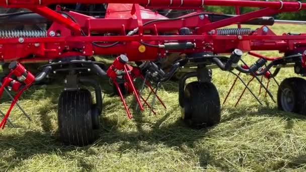 Las Ruedas Maquinaria Roja Rastrillos Giratorios Mueven Hacia Lado Derecho — Vídeos de Stock