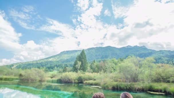 Qué Hermosas Montañas Lago Bonito Día Tranquilo Paisaje Impresionante Sol — Vídeo de stock