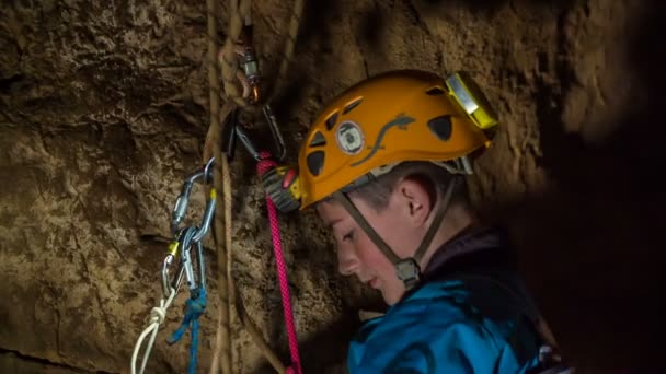 Domzale Eslovenia Julio 2018 Joven Escalador Está Subiendo Una Cueva — Vídeo de stock