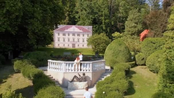 Ładny Balkon Parku Fotograf Robi Zdjęcia Ślubne Młodej Pary Strzał — Wideo stockowe