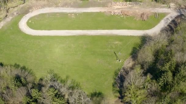 Algumas Casas Outro Lado Floresta Tiro Aéreo Está Tudo Verde — Vídeo de Stock