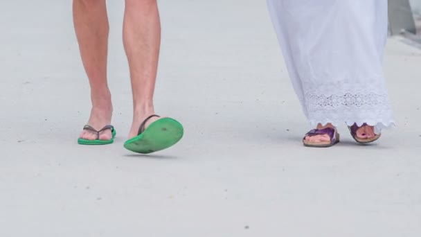 Ein Junges Paar Läuft Gemeinsam Flip Flops Auf Einer Brücke — Stockvideo