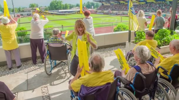 Doemzale Slovenië Mei 2018 Senior Mensen Ondersteunen Hun Voetbalteam Zwaaien — Stockvideo