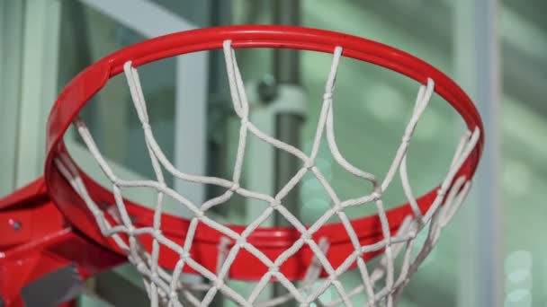 Плавно Падає Через Баскетбольне Кільце Діти Грають Цей Спорт Шкільному — стокове відео