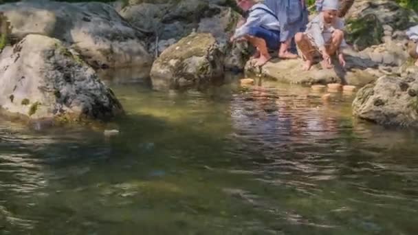 Anak Anak Melihat Betapa Kecilnya Potongan Kayu Yang Berenang Atas — Stok Video