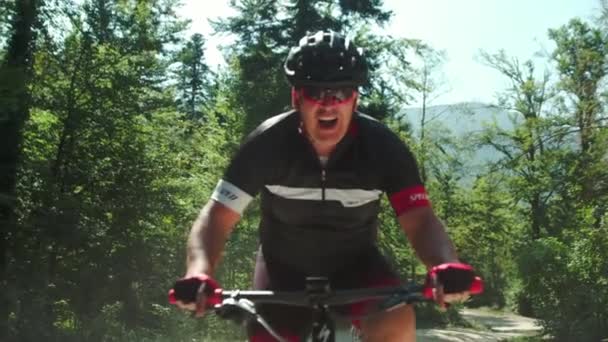 Hombre Está Subiendo Bicicleta Está Quedando Sin Aliento También Día — Vídeos de Stock