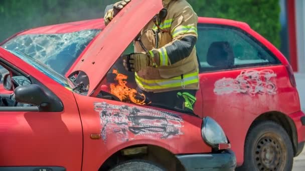 Domzale Slovenia 2018年7月一名消防员正试图尽快扑灭一场大火 他和他的小组正试图挽救一辆着火的汽车 — 图库视频影像