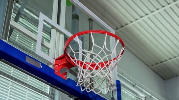 孩子们正在学校的法庭上打篮球 有人扔了球 球碰到了网 但是球没有掉进篮筐里 — 图库视频影像