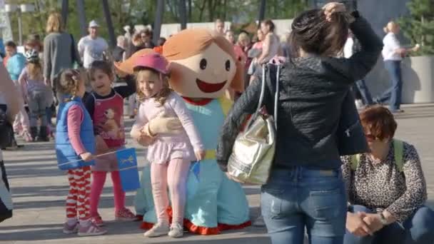 Domzale Slovinsko Červen 2018 Festivalu Děti Objímají Maskotem Děti Letním — Stock video