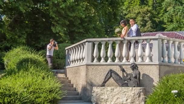 Fotograf Porusza Się Zrobić Świetne Zdjęcia Tej Parze Która Właśnie — Wideo stockowe