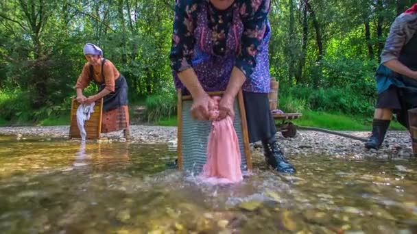 Каждая Женщина Имеет Деревянную Доску Стирает Белье Воде Реки — стоковое видео