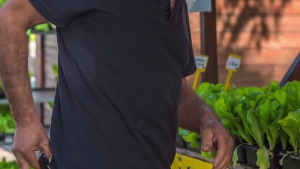 Ein Kunde Zieht Ein Portemonnaie Aus Der Tasche Und Möchte — Stockvideo