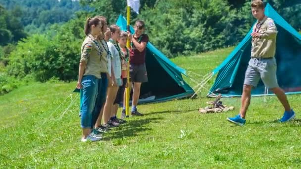 Domzale Slovenien Juli 2018 Ung Scoutledare Kommer Sin Plats Och — Stockvideo