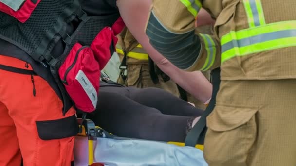 Team Medicinsk Personal Och Brandmän Arbetar Snabbt Nödsituation Försöker Den — Stockvideo