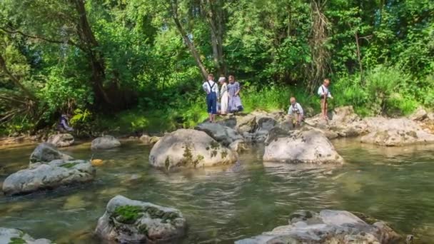 Kinderen Brengen Deze Mooie Zonnige Dag Door Aan Rivier Genieten — Stockvideo