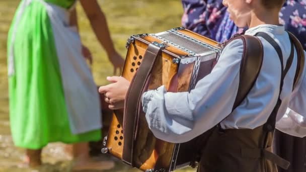 Boy Playing Accordion Girl Older Women Washing Clothes River Nice — Stock Video