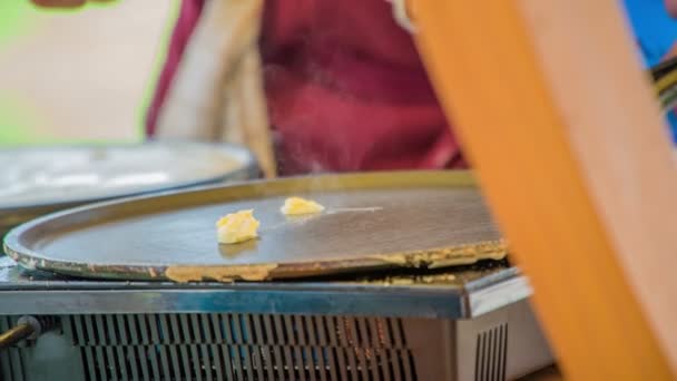 一个厨师正在把黄油放在架子上 黄油开始融化 黄油融化后 厨师会在草帽节上为人们做奶油面团 — 图库视频影像