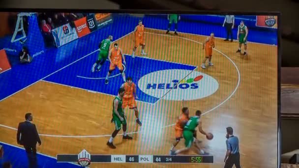 Domzale Slovenia 2018年07月バスケットボールの試合がテレビで放送されている オレンジと緑のチームが遊んでいる — ストック動画