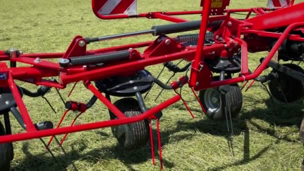 赤い機械はゆっくりと折り重なっています 農家は干し草の準備を終え 畑を出ていく — ストック動画