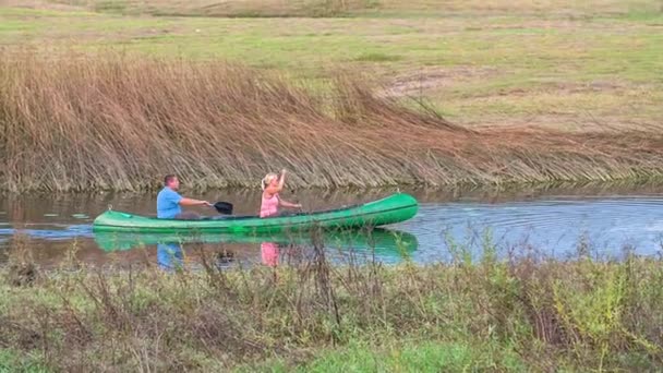 Couple Riding Green Canoe Water River Calm — Stock Video