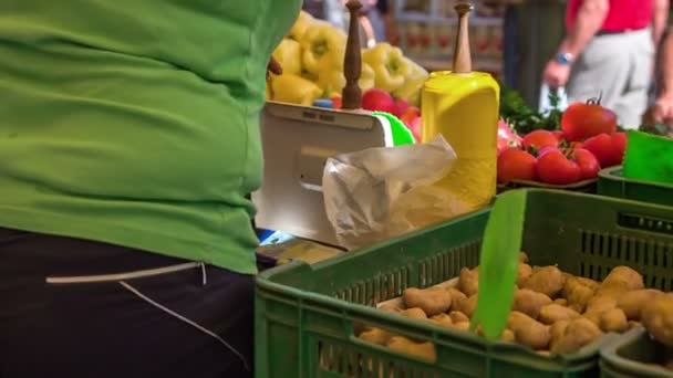 Grönsakshandlare Ger Tillbaka Lite Växel Till Kund Och Sedan Lämnar — Stockvideo