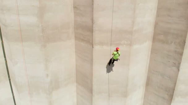 Ein Bergsteiger Versucht Sehr Schnell Das Gebäude Hinauf Klettern Ein — Stockvideo