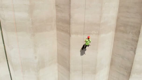 一位登山者正试图快速爬上大楼 今天天气很好 阳光灿烂 — 图库视频影像