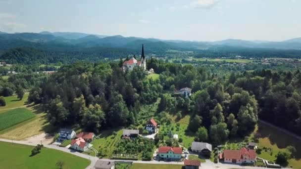 Une Belle Église Dresse Sommet Une Colline Entourée Arbres Slovénie — Video