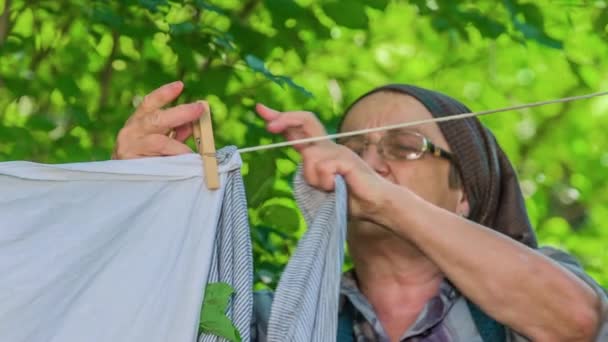 Starsza Pani Używa Szpilki Wieszania Ubrań Linie Ubrań Ładny Słoneczny — Wideo stockowe