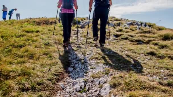 Una Coppia Sta Camminando Salita Sole Sulla Cima Una Montagna — Video Stock