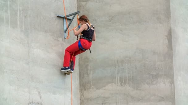 Una Ragazza Con Pantaloni Rossi Sta Scalando Edificio Bello Vedere — Video Stock