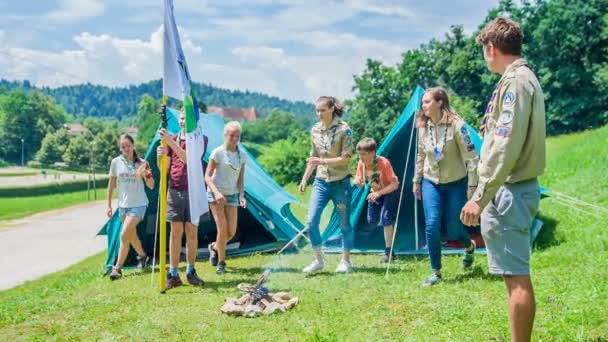 Domzale Slovenia 7月2018若いスカウトはすぐにテントから出てきており 直線に立っています スカウトのリーダーが待っています — ストック動画