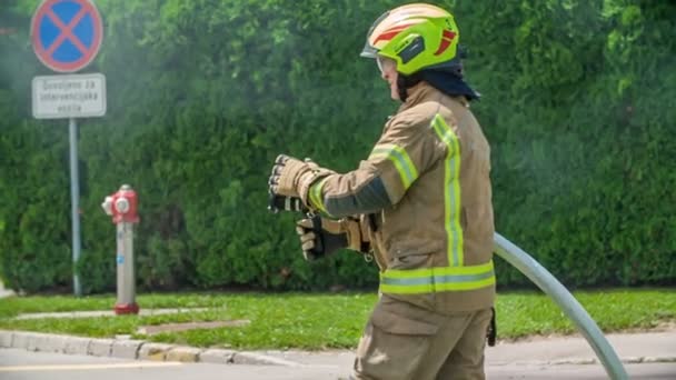 Domzale Slovenia 2018年7月一名消防员正在扑灭一场大火 他首先需要打开一根橡胶管 消防队员正在接受训练 — 图库视频影像