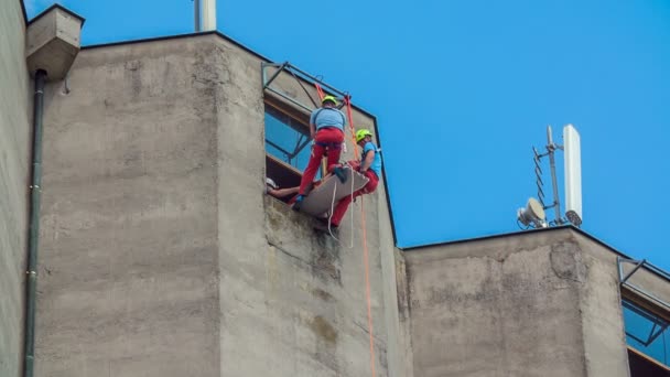 Seseorang Terluka Bagian Atas Sebuah Bangunan Dua Petugas Pemadam Kebakaran — Stok Video