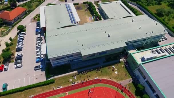 Grize Slovenia Haziran 2017 Okulun Çatısı Otopark Spor Tesisi Hava — Stok video