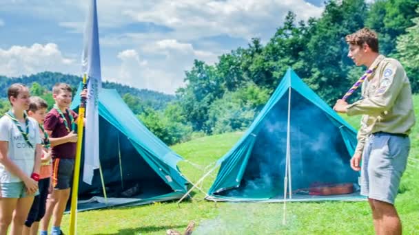 Domzale Slovenien Juli 2018 Ung Ledare Detta Scoutteam Pratar Och — Stockvideo