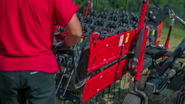 Een Jonge Boer Beweegt Roterende Harken Neer Hij Kijkt Alles — Stockvideo