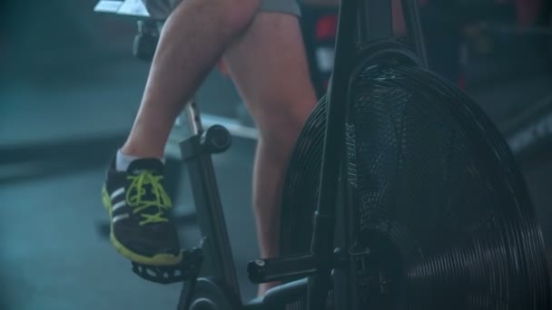 Domzale Slovenia July 2018健美操设备 在健身房的课间休息和做一些有氧运动是很好的 — 图库视频影像
