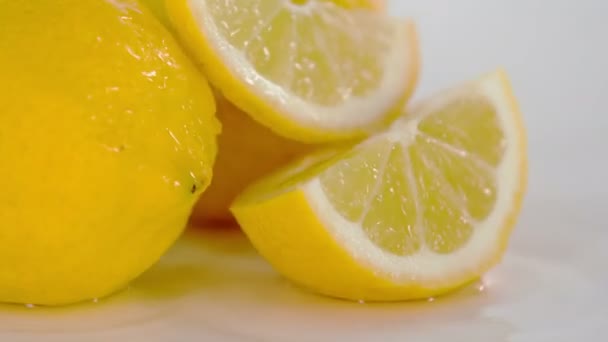 Šťavnaté Kousky Citronu Padají Stůl — Stock video