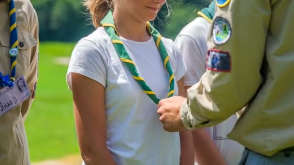 Domzale Slovenien Juli 2018 Ledare Detta Scoutteam Justerar Halsdukar Runt — Stockvideo