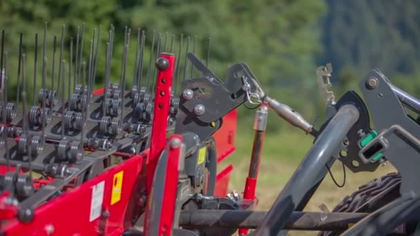 Joven Agricultor Está Poniendo Manija Maquinaria Agrícola Hacia Arriba Hacia — Vídeos de Stock
