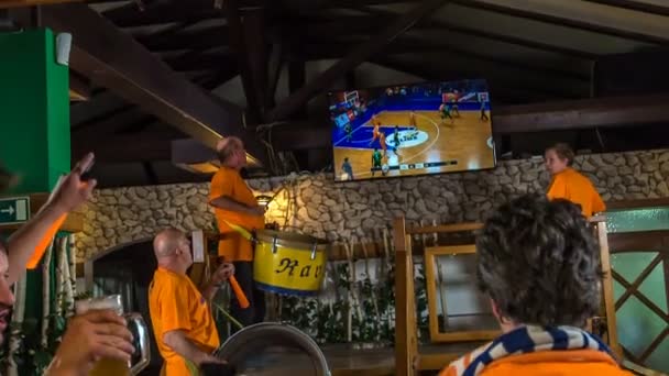 Домзале Словения Некоторые Фанаты Стоят Близко Экрану Телевизора Поддерживают Свою — стоковое видео
