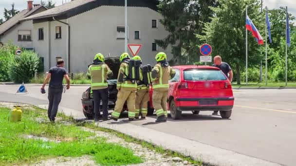 Domzale Eslovénia Julho 2018 Bombeiros Reuniram Torno Carro Estão Verificando — Vídeo de Stock