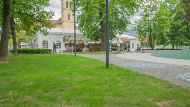 Zalec Slovenië Juni 2017 Twee Jonge Mannen Lopen Naar Een — Stockvideo