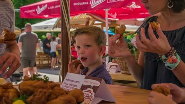 Domzale Slovenien Juni 2018 Hela Familjen Äter Lunch Open Kitchen — Stockvideo