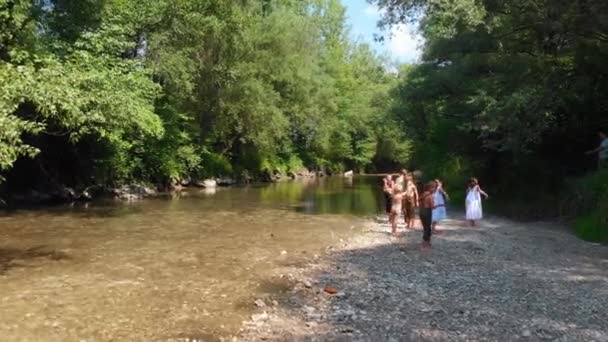 Bambini Felici Trascorrono Loro Tempo All Aperto Una Bella Giornata — Video Stock