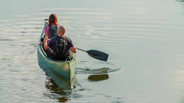 Una Pareja Está Montando Lentamente Canoa Theri Están Disfrutando Día — Vídeo de stock